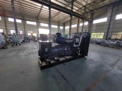 上柴动力350千瓦柴油发电机组柴油机型号SC13E550D2配套悦成无刷全铜发电机，自动自保护控制器